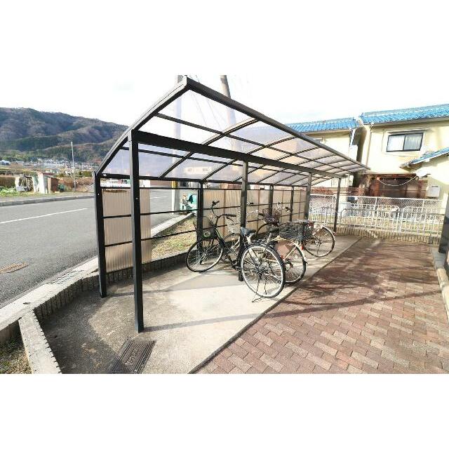 屋根付き駐輪場を完備（無料）