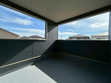 8.51㎡の広々ルーフバルコニー 洗濯物をいっぱい干せます！ バルコニーにもコンセント完備なのでお掃除も楽楽です。