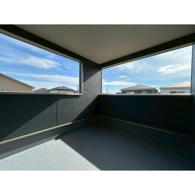 8.51㎡の広々ルーフバルコニー 洗濯物をいっぱい干せます！ バルコニーにもコンセント完備なのでお掃除も楽楽です。