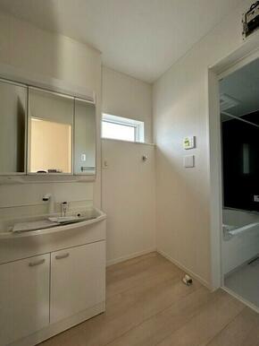 広々とした使いやすい洗面スペースです。三面鏡の裏にも収納あり☆