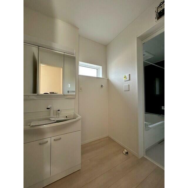 広々とした使いやすい洗面スペースです。三面鏡の裏にも収納あり☆