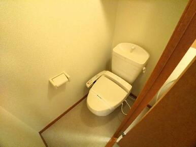 明るく清潔感のあるトイレ