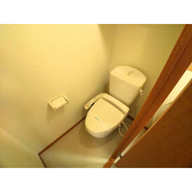 明るく清潔感のあるトイレ