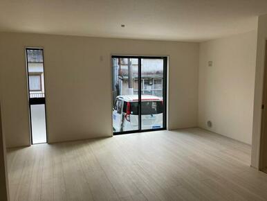 リビングはお気に入りのソファやクッションでくつろげる空間に（6号棟）