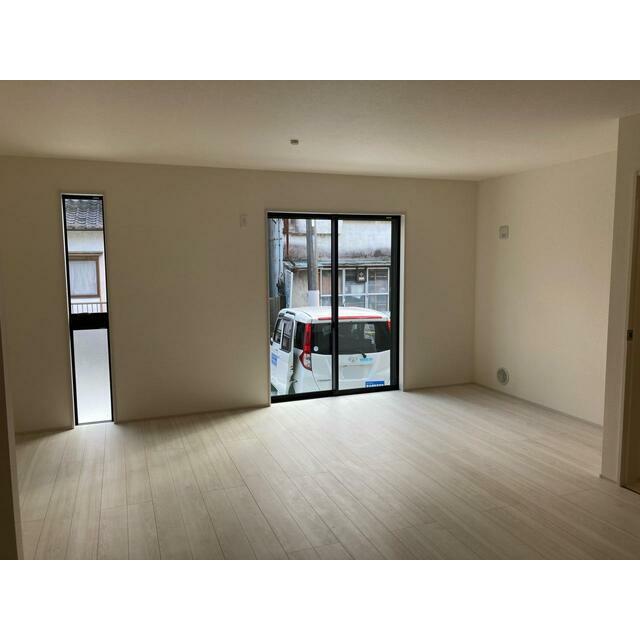 リビングはお気に入りのソファやクッションでくつろげる空間に（6号棟）