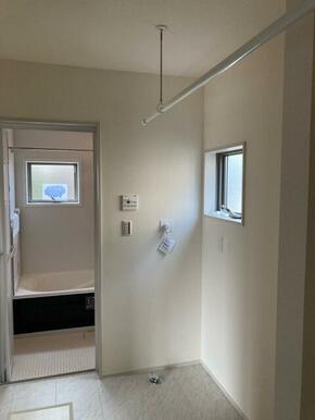 朝のお化粧から夜のスキンケアまで幅広く対応（2号棟）