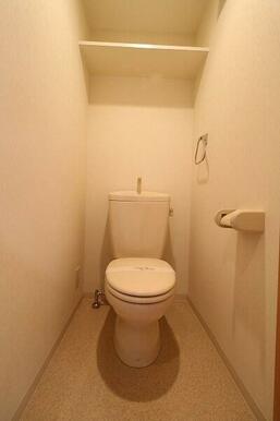 白を基調とした清潔感のあるトイレ。