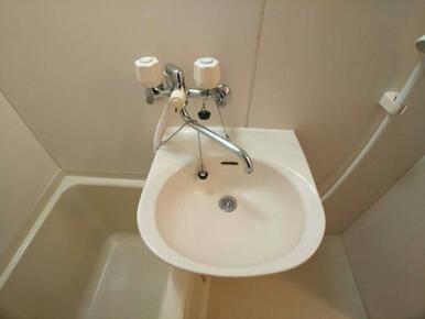 鏡を備え　準備のしやすい洗面台