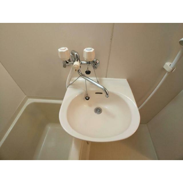 鏡を備え　準備のしやすい洗面台