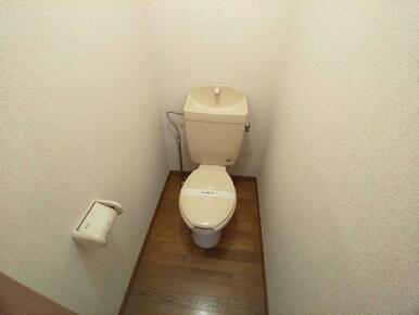 明るく清潔感のあるトイレ