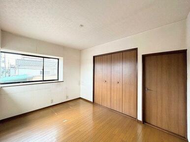 「２階東洋室」出窓付きで、採光の取れたお部屋です