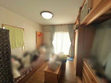 大きな窓からたくさんの日差しが入るお部屋になります！