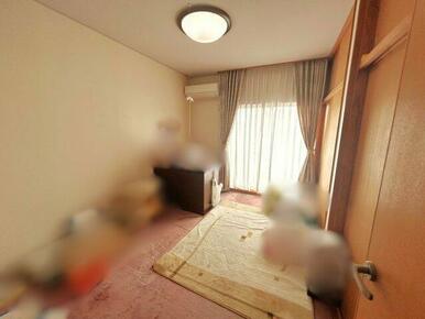 大きな窓からたくさんの日差しが入るお部屋になります！