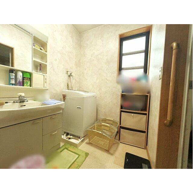 広々とした脱衣所で朝の混み合う時間も窮屈無く使いやすい洗面台になります！