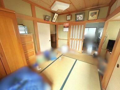 リビング横の居室はちょっと一休みしたいときにも良いスペースですね！
