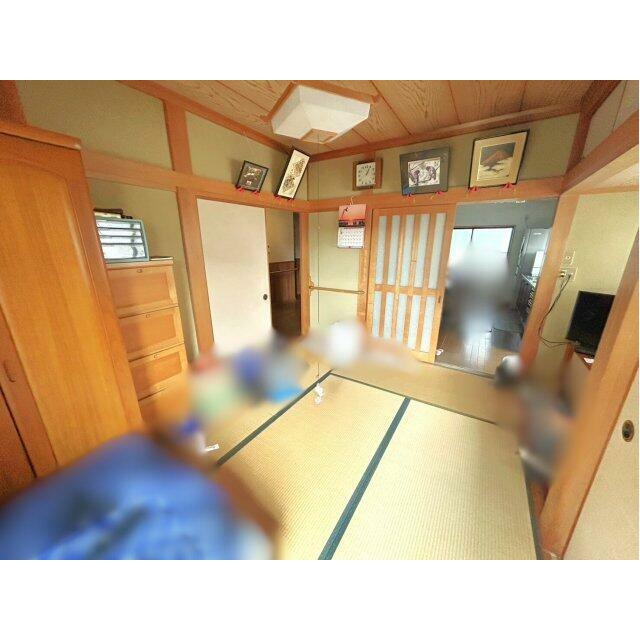 リビング横の居室はちょっと一休みしたいときにも良いスペースですね！