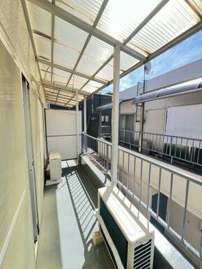 3階で明るい陽が当たり続けるバルコニー♪