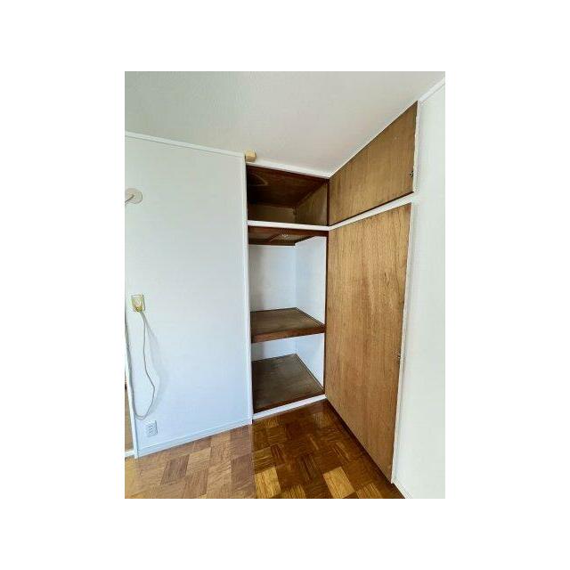 3階8帖洋室の収納でございます♪