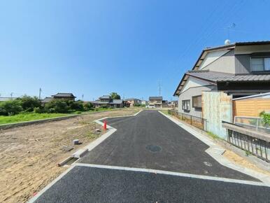 物件の北と前面道路（共有道路）を撮影