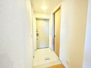 シューズクローゼットがあり玄関です