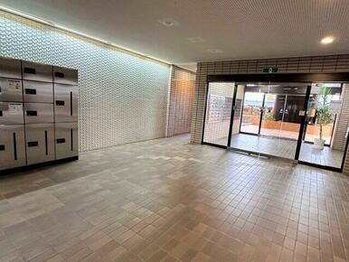 宅配ボックスがあるため、不在時でも荷物受取可能です。