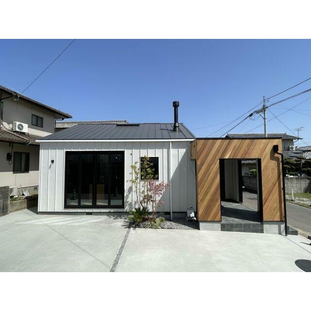 レッドシダーの外壁がアクセント。