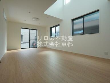 広いリビングでゆったりくつろげる憩いの空間♪