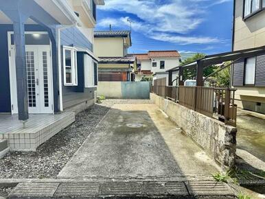 「駐車スペース」拡張し、楽々縦列2台可能