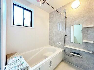 浴室乾燥機が備わっており、室内干しが可能です。浴槽は半身浴タイプのオートバスです。（施工例）