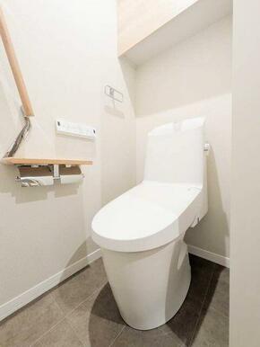 ■トイレ■温水洗浄便座、トイレの上には収納もございます。