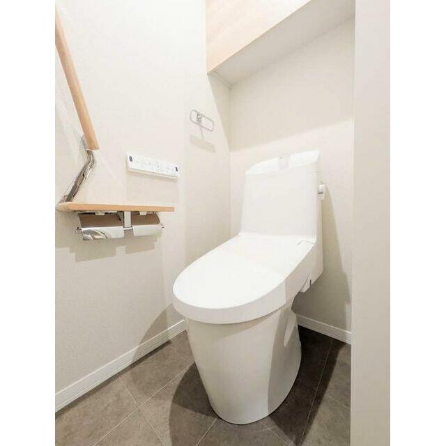 ■トイレ■温水洗浄便座、トイレの上には収納もございます。