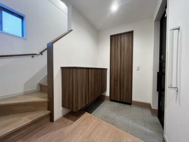 玄関を広く利用できるようシューズボックスを完備！