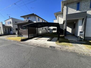 悪天候でも車の乗り降りが楽々！カーポートつきです♪