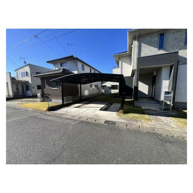 悪天候でも車の乗り降りが楽々！カーポートつきです♪