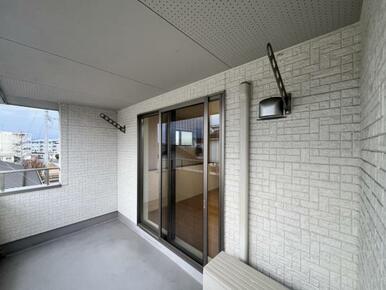 屋根付きのバルコニーで雨の日の洗濯もストレスフリー＾＾