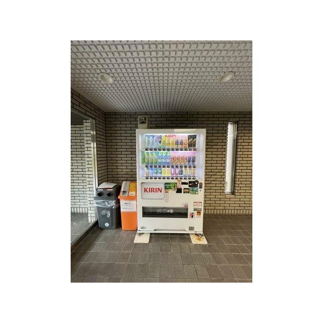 エントランス部分に自動販売機があるので便利です