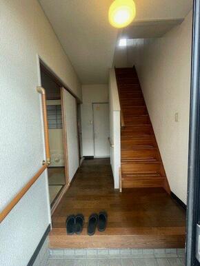 玄関の壁面には手摺がございます♪