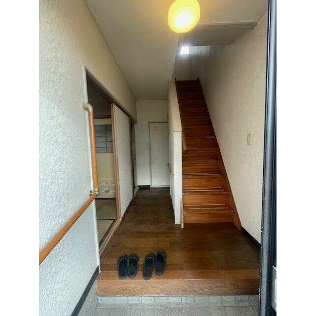 玄関の壁面には手摺がございます♪