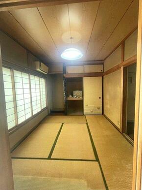 ２階和室です。南に大きな窓があり、日当たり良好です♪