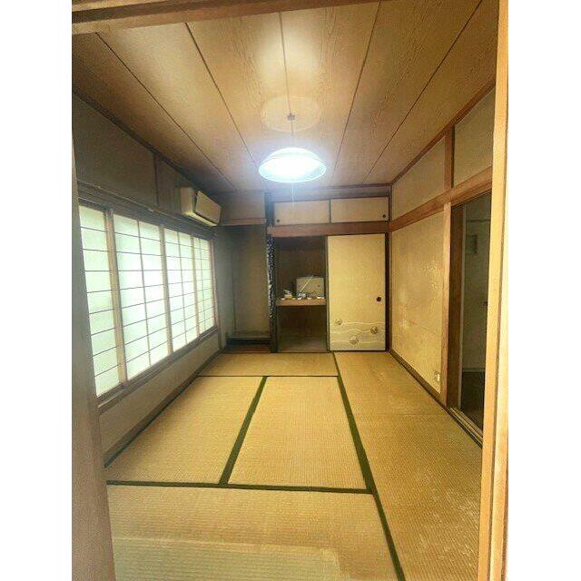 ２階和室です。南に大きな窓があり、日当たり良好です♪