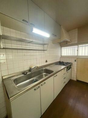 キッチン横には窓がございます♪