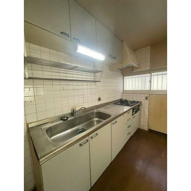 キッチン横には窓がございます♪