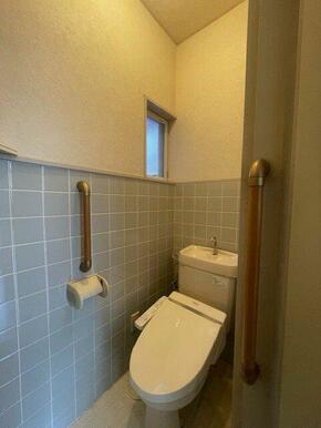 トイレには窓がございます♪