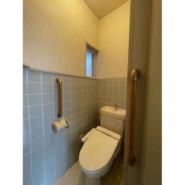 トイレには窓がございます♪
