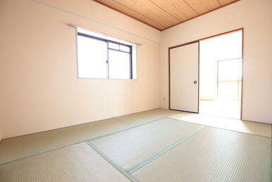 角部屋につき側面に窓があり明るい和室です♪