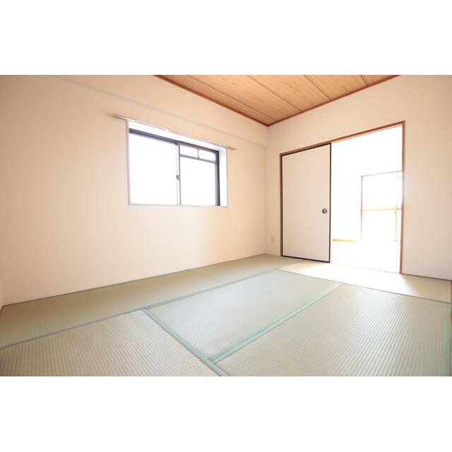 角部屋につき側面に窓があり明るい和室です♪