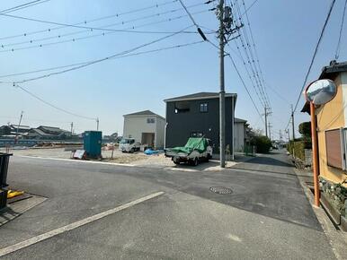 カースペースを備えた、ゆとりのある邸宅です！ご家族皆様がのびのびと過ごせるゆとりの住まいです♪