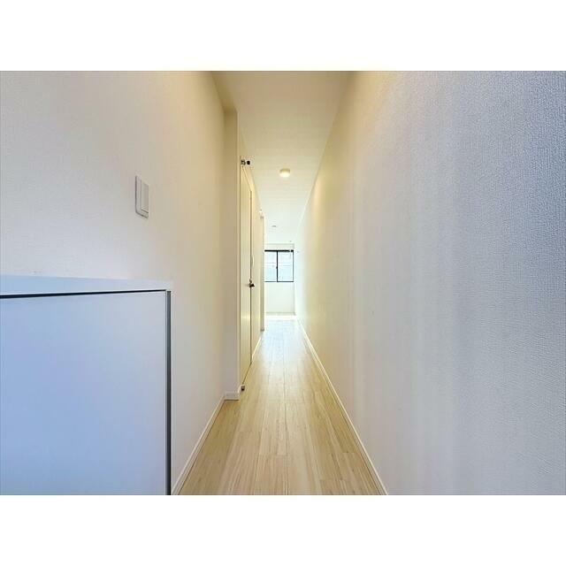 据付の下駄箱で片付く玄関です