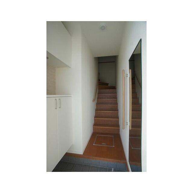 【玄関】上下に分かれた下駄箱は収納量はもちろん、お花や写真などを飾って彩りのある空間を演出できます…