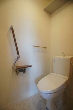 【トイレ】今や老若男女に必須アイテムの洗浄機能付暖房便座です！上部には空間を利用しトイレットペーパ…